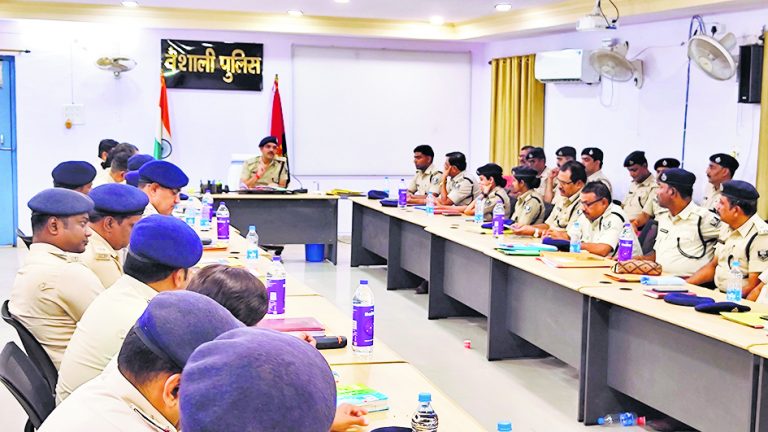 hajipur news. पांच थानाध्यक्षों व 16 आइओ को एसपी ने किया सम्मानित