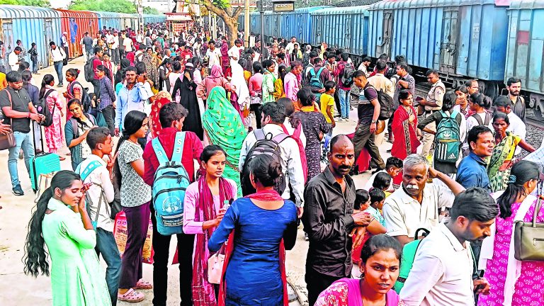 Begusarai News: स्टेशन पर टिकट के लिए लग रही भीड़