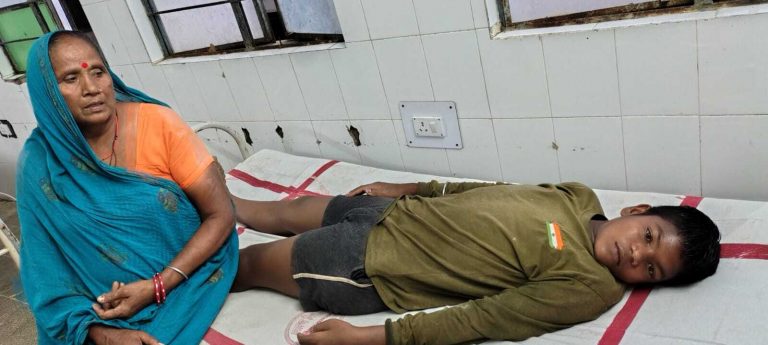 दो बाइकों की टक्कर में किशोर घायल