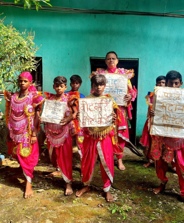Ranchi News : छऊ नृत्य कर वोट देने की कर रहे अपील