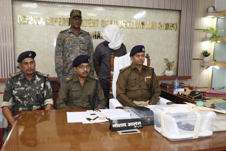 dhanbad news : हत्यारोपी पति नवादा से गिरफ्तार, हत्या में प्रयुक्त साइकिल का गियर व बटखरा बरामद