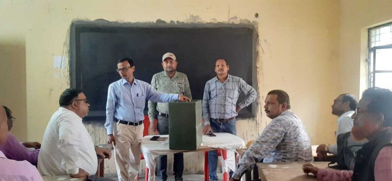 पैक्स निर्वाचन हेतु मतदान दल के पदाधिकारियों को दिया जा रहा प्रशिक्षण