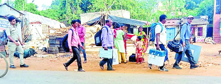 तालडांगरा विधानसभा उप चुनाव के लिए मतदान कर्मी मतदान केंद्रों की ओर रवाना