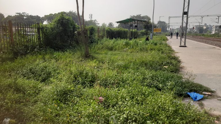 कोर्ट स्टेशन पर बढ़ गयी ट्रेनों की संख्या, प्लेटफॉर्म पर यात्री सुविधाएं नदारद
