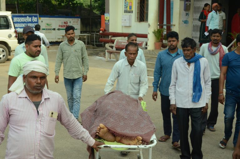 तेज रफ्तार ट्रैक्टर ने चुनाव प्रचार गाड़ी में मारा धक्का,  दुर्घटना में घायल चालक की इलाज के दौरान मौत