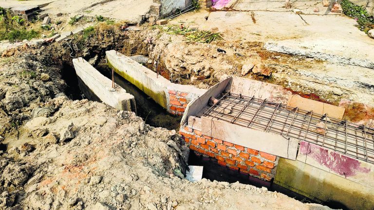 14 करोड़ की लागत से बने जेल पइन रोड के नाला निर्माण कार्य अधूरा, लोगों की बढ़ी परेशानी