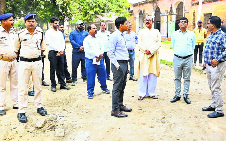 एमपी उच्च विद्यालय का डीएम ने किया औचक निरीक्षण, प्रधानाचार्य पर किया स्पष्टीकरण व वेतन बंद