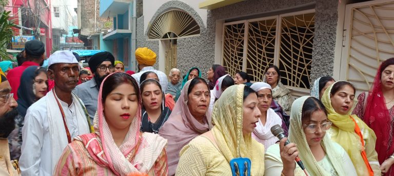 प्रभातफेरी के साथ शुरू हुआ प्रकाश उत्सव