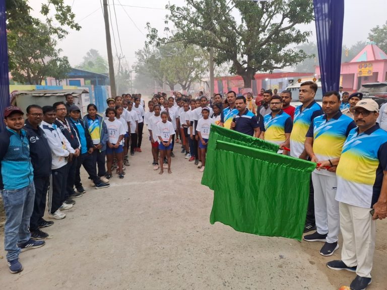 मैराथन दौड़ के दौरान प्रतिभागियों में गजब का उत्साह देखने को मिला