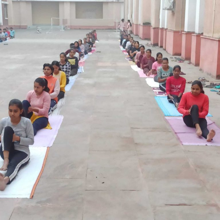 योग कक्षा में शत प्रतिशत भाग लेने वाले छात्र -छात्राओं को प्राचार्य ने किया सम्मानित