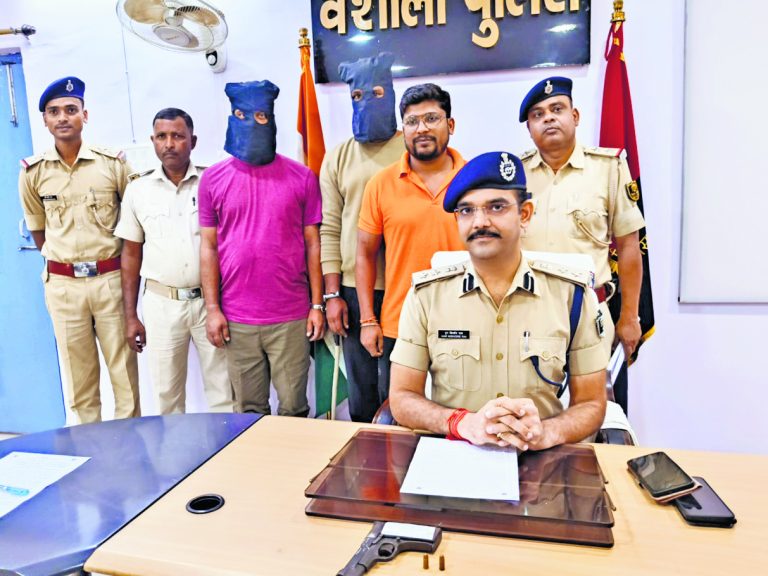 hajipur news. आपराधिक घटना को अंजाम देने जा रहे दो कुख्यात बदमाशों को पुलिस ने दबोचा