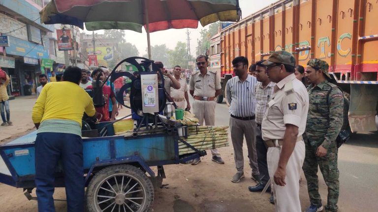 एसडीओ के आदेश की उड़ी धज्जियां, मनाही के बाद भी दुकानदारों ने सड़क किनारे लगायी दुकान
