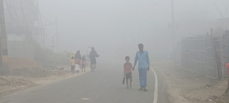 कुहासे  से वाहनों की रफ्तार पर लगी ब्रेक