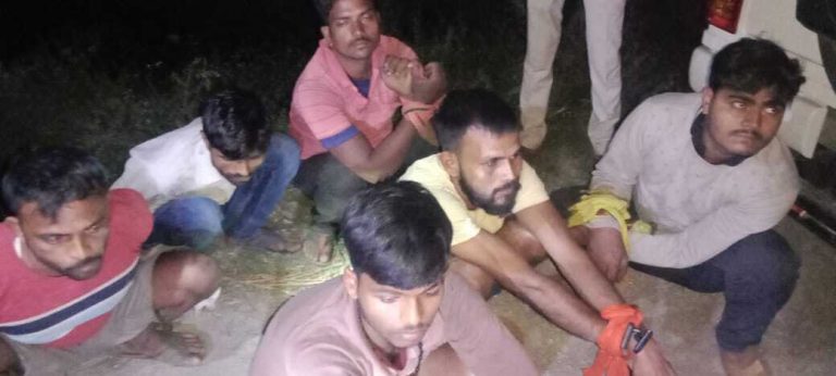बालू लोडेड चार वाहन जब्त, छह गिरफ्तार