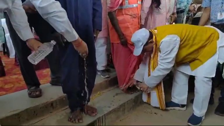 जमुई में डिप्टी सीएम ने सफाईकर्मी के धोये पैर, चलाया स्वच्छता अभियान
