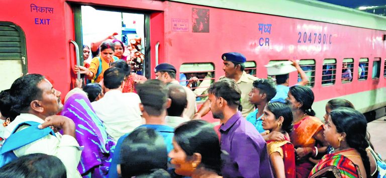 Chhapra News : स्पेशल समेत महत्वपूर्ण ट्रेनें देरी से चली, यात्रियों को हुई परेशानी
