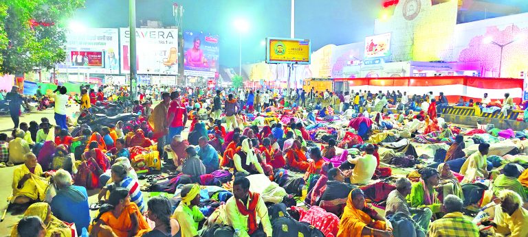 गंगा स्नान के लिए ट्रेनों में पैर रखने की भी जगह नहीं