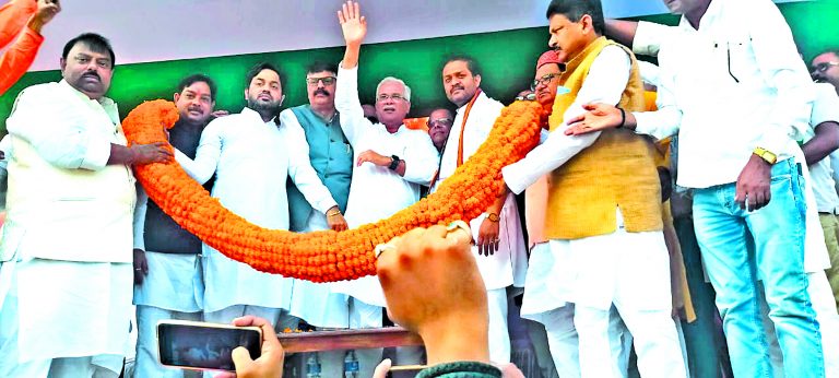 Bokaro News : सत्ता हासिल करने के लिए लोगों को बांट रही है भाजपा : भूपेश बघेलराज्य की खनिज संपदा को अडानी-अंबानी के हाथों बेचने का काम कर रही हैबेरमो के संडे बाजार फुटबॉल मैदान में छत्तीसगढ़ के पूर्व मुख्यमंत्री ने किया चुनावी सभा