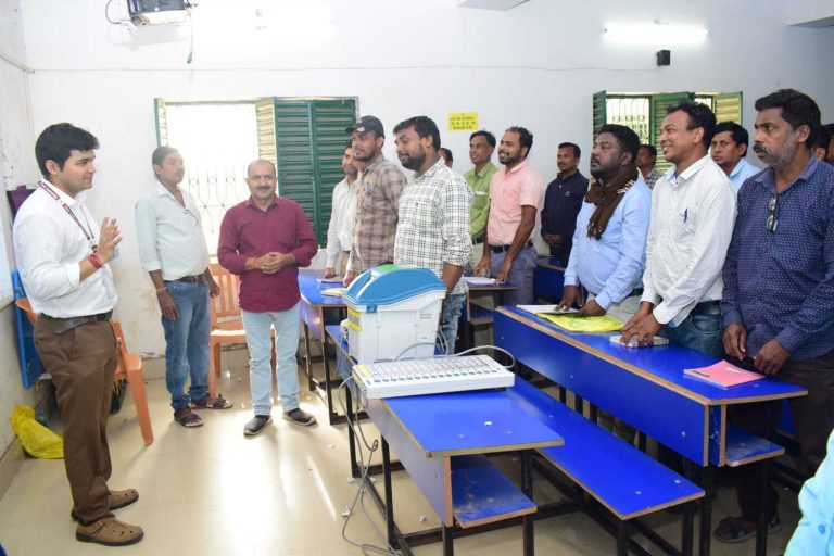 त्रुटि रहित चुनाव कराने के पोलिंग पार्टियों को मिला प्रशिक्षण