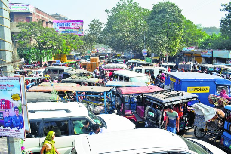 फेल हुई ट्रैफिक व्यवस्था, पूरे दिन जाम से जूझता रहा शहर, डीएम भी फंसे