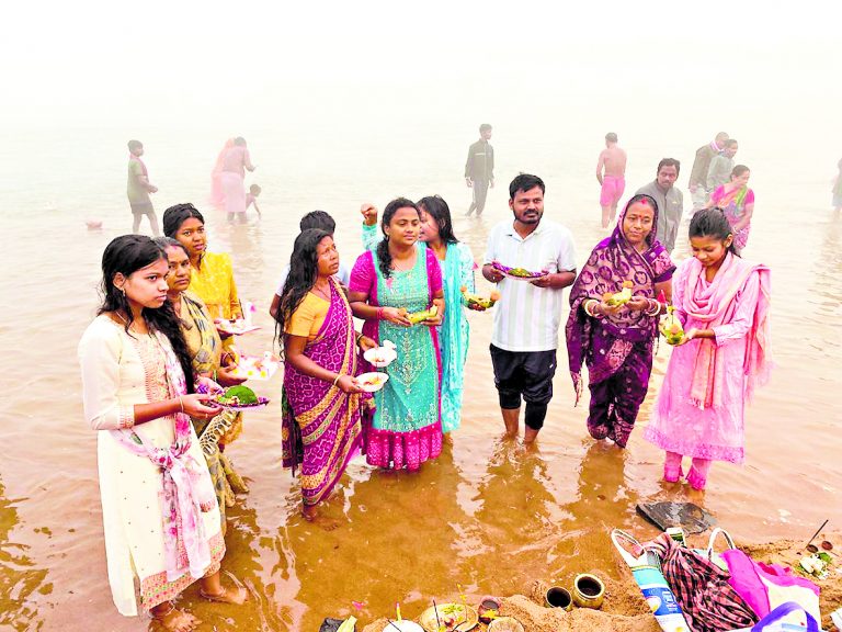 Rourkela News: कार्तिक पूर्णिमा : घाटों पर उमड़ा जनसैलाब, नौका प्रवाहित कर पूजा-पाठ किया