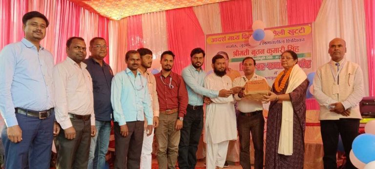 सेवानिवृत्ति पर शिक्षिका को दी विदाई