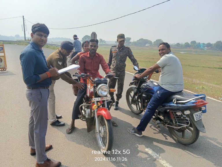 दुपहिया वाहन चालकों को हेलमेट पहने की दी हिदायत