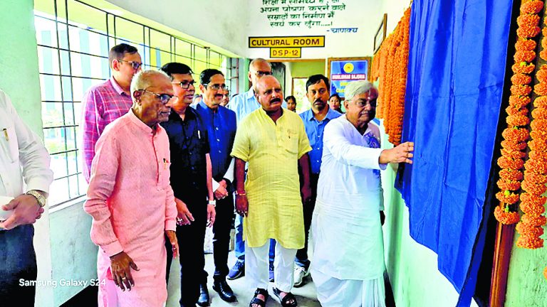 नेपाली पाड़ा हिंदी हाइ स्कूल में डिजिटल क्लास शुरू