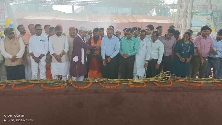 जिलाधिकारी ने किया चीनी मिल में गन्ना पेराई का शुभारंभ