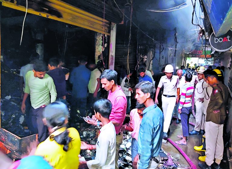11 मोबाइल दुकानों में लगी भीषण आग में लगभग एक करोड़ की संपत्ति जलकर खाक
