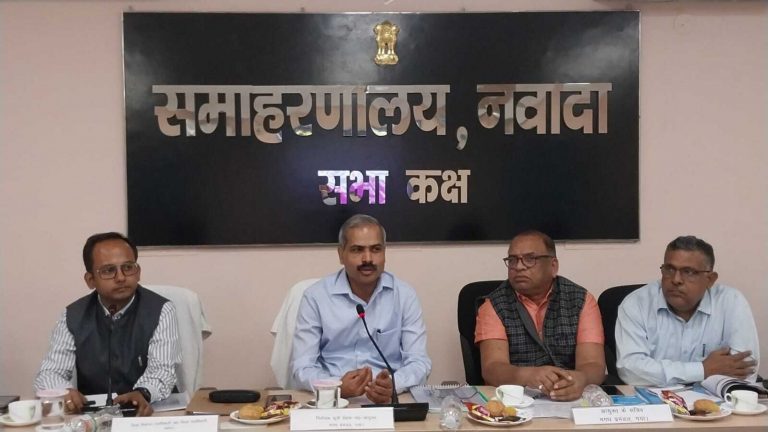 18 से 19 वर्ष के नये मतदाताओं के नाम जोड़ने में लाएं तेजी : आयुक्त