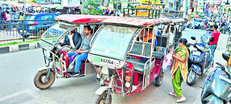 Ranchi News : ई-रिक्शा जहां-तहां बैठा रहे यात्री, ट्रैफिक व्यवस्था प्रभावित