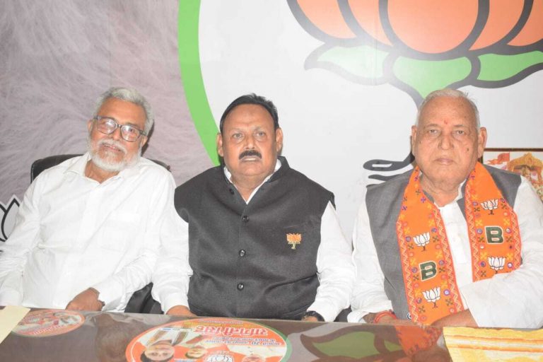 dhanbad news पूर्व मंत्री रामचंद्र चंद्रवंशी व कमलेश सिंह ने रागिनी के लिए मांगे वोट