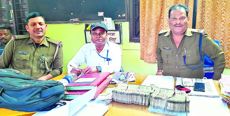 DHANBAD NEWS : धनबाद में एसयूवी से 14.25 लाख रुपये जब्त