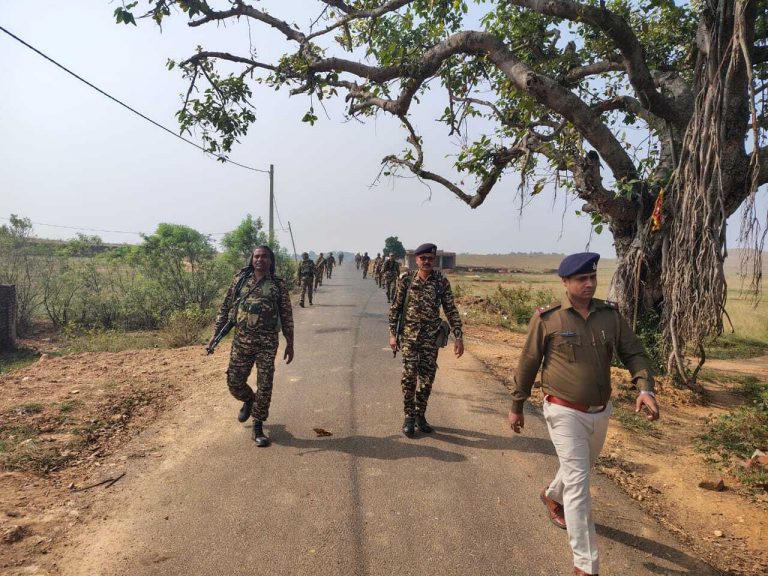 फ्लैग मार्च निकाल पुलिस ने की निर्भीक होकर मतदान करने की अपील