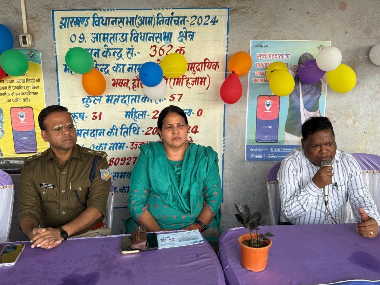 कुष्ठाश्रम पहुंच डीसी ने दिलायी मतदान करने की शपथ