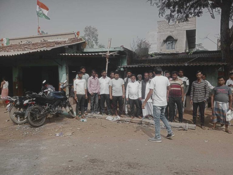 ट्रक ने पोल में मारा धक्का, बिजली बाधित
