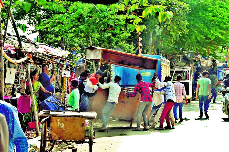 Ranchi News : दो घंटे में साफ हुआ हरमू मार्केट, 50 से ज्यादा दुकानें तोड़ी गयी