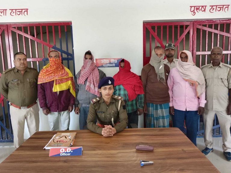 अलग-अलग जगहों से पुलिस ने चार आरोपितों को किया गिरफ्तार कैप्सन – गिरफ्तार नामजद सरायगढ़   भपटियाही थाना पुलिस ने सोमवार की रात विशेष समकालीन अभियान के तहत अलग-अलग गांवों से छापेमारी कर विभिन्न कांडों के चार नामजद आरोपी को गिरफ्तार किया. थानाध्यक्ष किशोर कुमार ने बताया कि अलग-अलग जगहों से विभिन्न कांडों में दर्ज प्राथमिकी चार अभियुक्त को गिरफ्तार किया गया है. जिसमें दाहूपट्टी गांव के वार्ड 8 निवासी मोहन मेहता व सुबोध मेहता को घर से गिरफ्तार किया गया. जिसमें दोनों पक्षों के विरुद्ध जमीन विवाद को लेकर मारपीट और आर्म्स एक्ट में कांड अंकित है. वहीं दूसरी मामले झिलाडुमरी पंचायत के वार्ड 13 निवासी और कांड संख्या 263 के नामजद प्राथमिकी अभियुक्त ललटु मुखिया व महेंद्र मुखिया को उनके घर से गिरफ्तार किया गया. आरोपी के विरुद्ध मारपीट का मामला दर्ज था. थानाध्यक्ष ने बताया कि चारों गिरफ्तार आरोपी को न्यायिक हिरासत में सुपौल भेज दिया गया है.