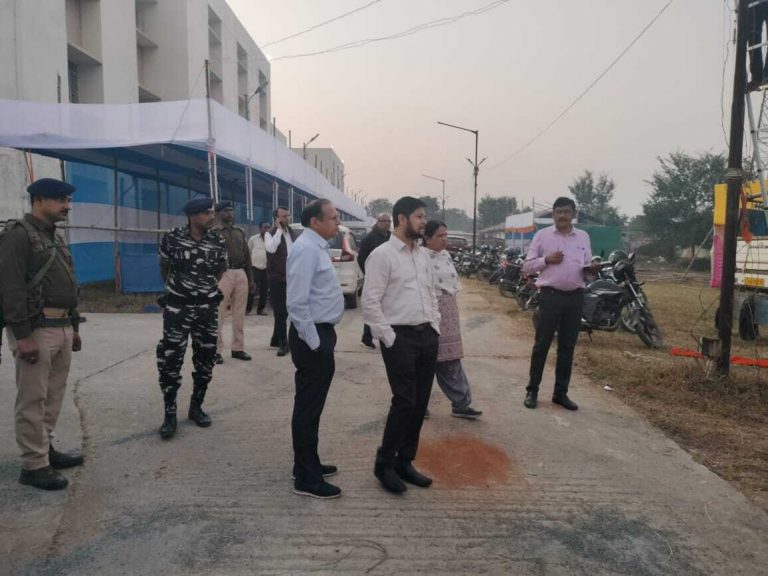 डीसी व सामान्य प्रेक्षक ने बज्र गृह का किया निरीक्षण
