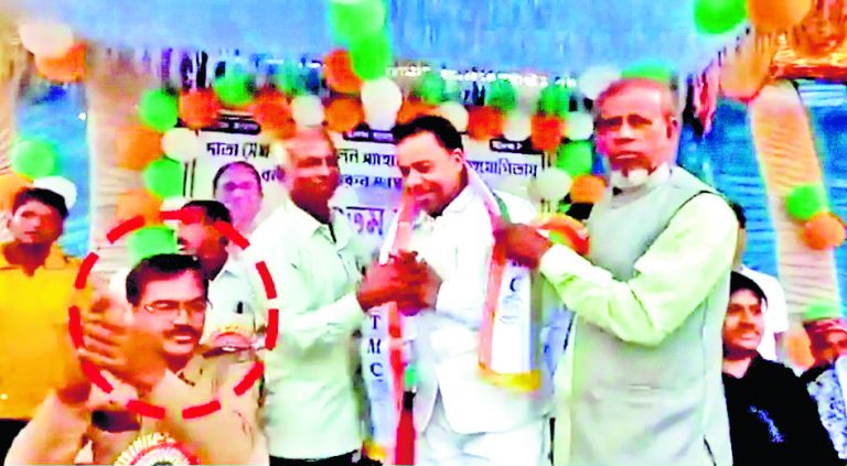 तृणमूल नेता के भाषण पर ताली बजाते पुलिस अधिकारी की भूमिका पर सवाल