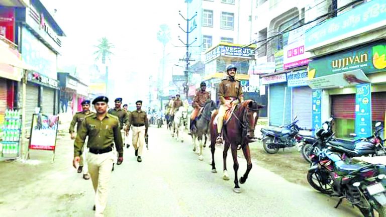 hajipur news. घोड़े पर सवार होकर एसपी ने की शहर में गश्ती