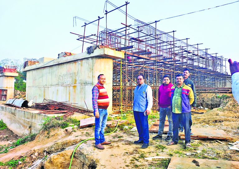 Ranchi News : एयरपोर्ट के वैकल्पिक रोड का काम तेज, इंजीनियरों ने लिया जायजा