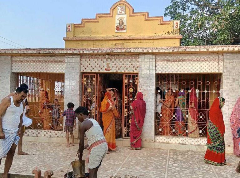 मंदिर की वर्षगांठ के उपलक्ष्य में हुई वार्षिक काली पूजा