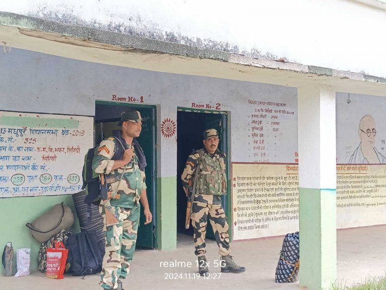 पोलिंग के लिए बूथों पर पहुंचे मतदानकर्मी