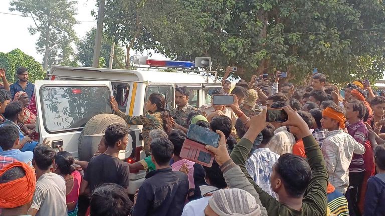 अनियंत्रित कार ने दो को मारी टक्कर, विरोध में सड़क जाम
