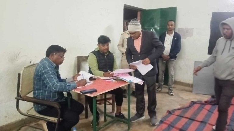 ओके ::::  मतदान केंद्रों में पहुंचे मतदानकर्मी