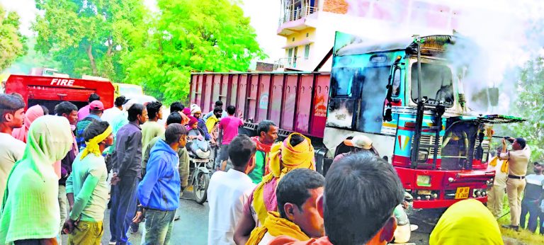 सड़क पर चलते ट्रक में लगी आग, अगला हिस्सा जला