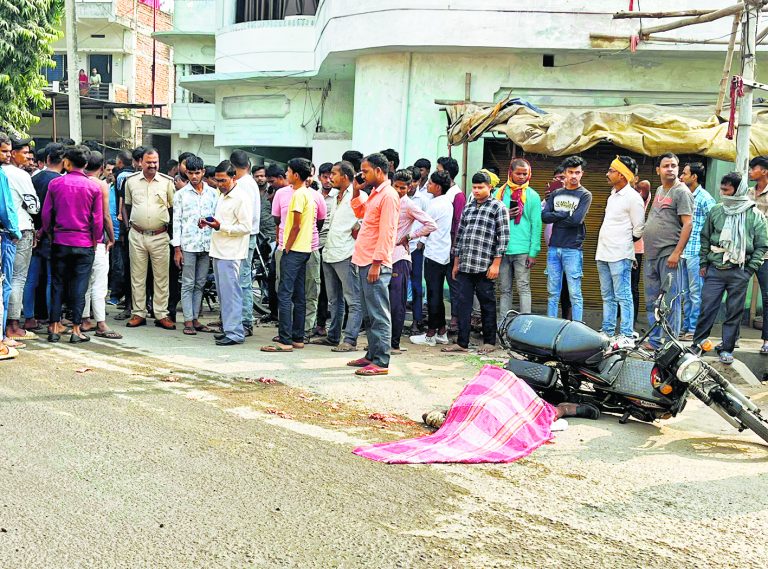 डंपर की टक्कर से लूना सवार पिता की मौत, पुत्र बाल-बाल बचा