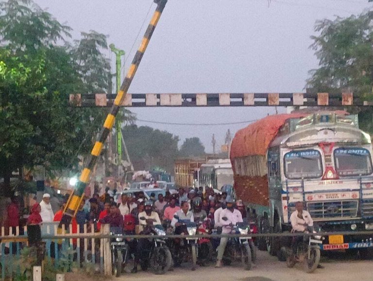 Giridih News :रेलवे फाटक पर जाम से ट्रेनों परिचालन के पर पड़ा असर